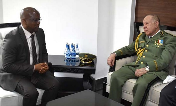 Chanegriha reçu à Kigali par le ministre rwandais de la Défense