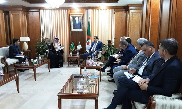 Arkab examine les opportunités de coopération et d’investissement avec l’ambassadeur saoudien