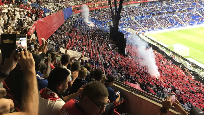 France : Un jeune supporter lyonnais agressé pour avoir brandi Le drapeau algérien