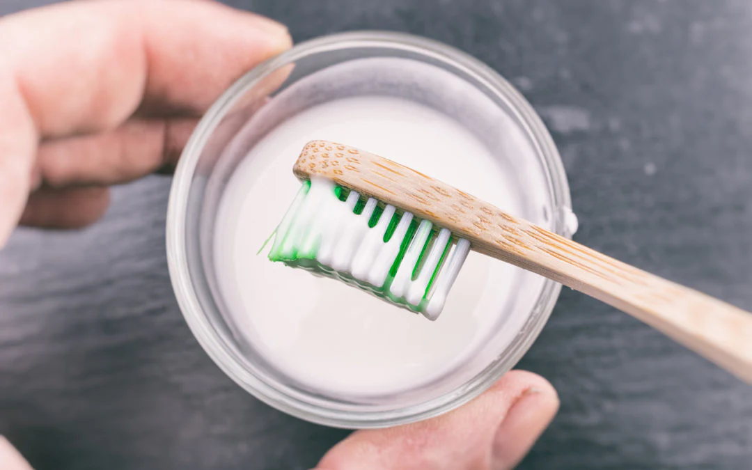 Bicarbonate pour se blanchir les dents :bonne ou mauvaise idée ?