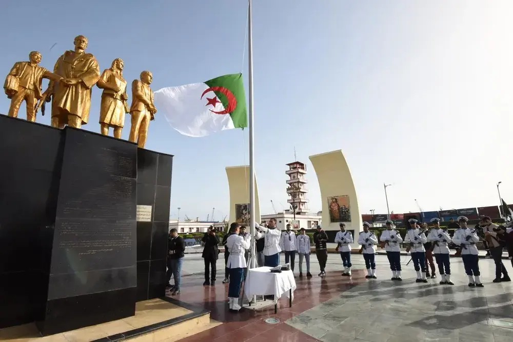 Tacherift préside la cérémonie de célébration du 64e anniversaire de la Fête de la Victoire à la Place de la Résistance à Alger