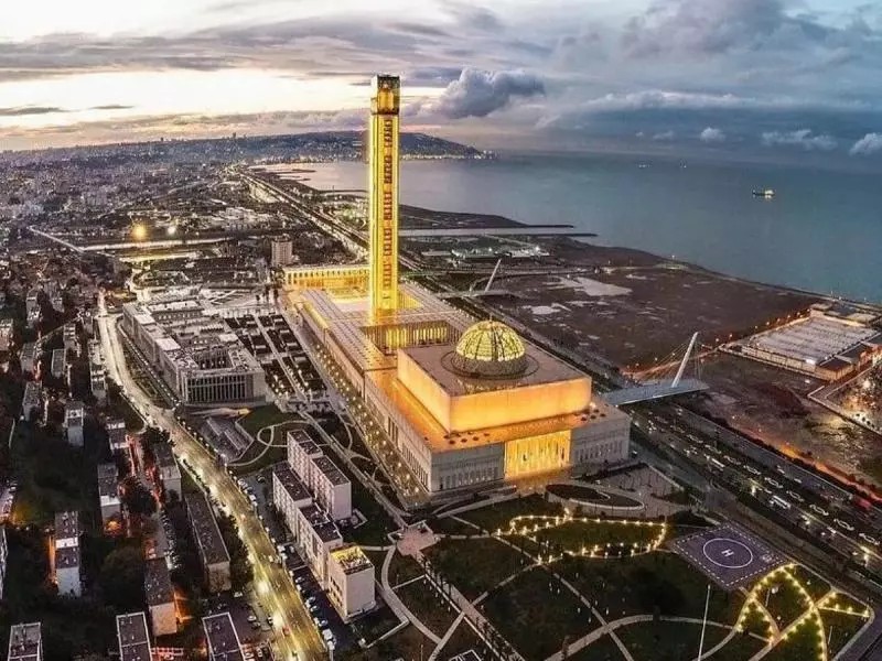 Le président de la République accomplit la prière de l&rsquo;Aïd El-Fitr à Djamaâ El-Djazaïr