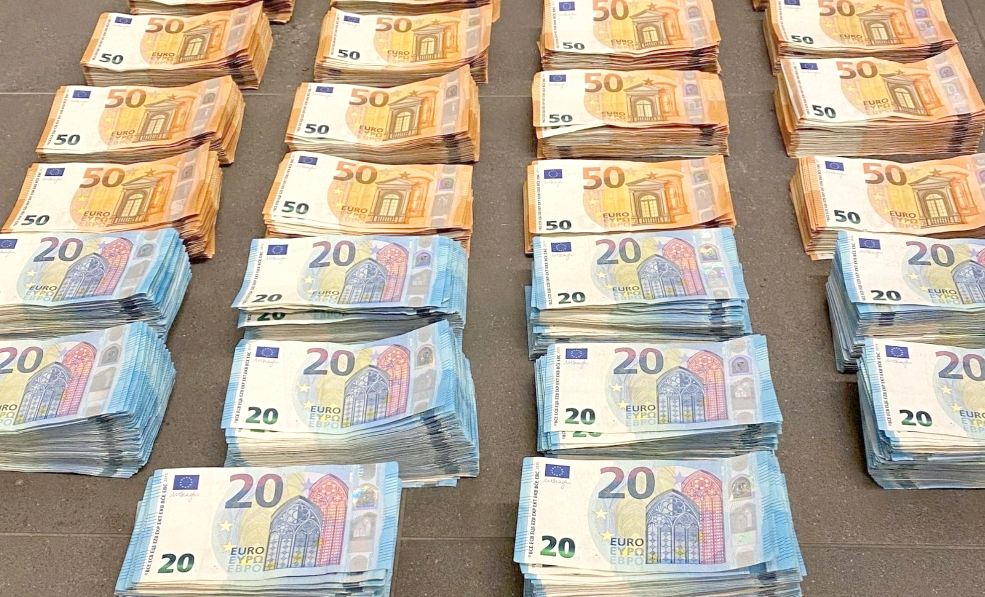 Contrebande massive déjouée : Plus de 474 300 euros saisis à l’aéroport Houari-Boumediene