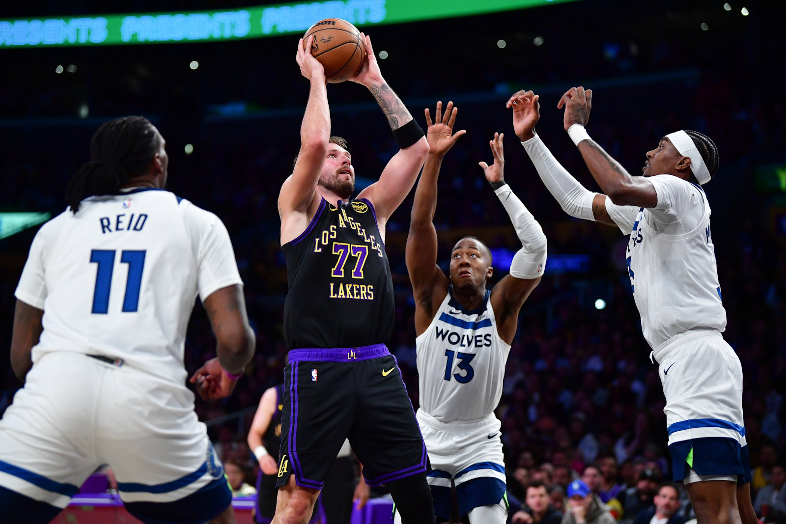 Basket-ball – NBA : Avec Luka Doncic en triple-double, les Lakers balaient les Wolves