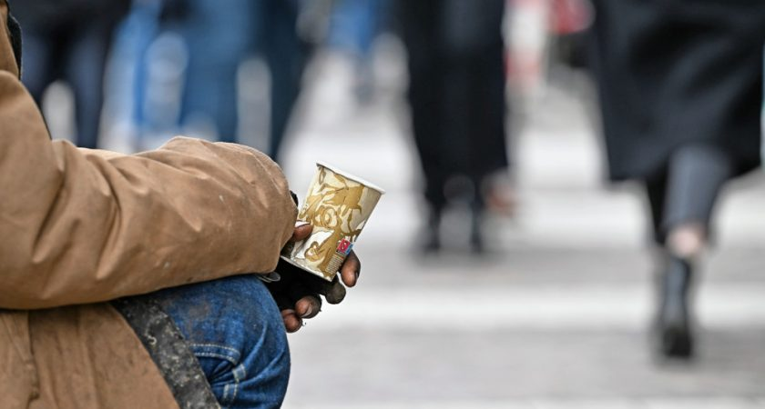 La mendicité : le miroir brisé de la compassion