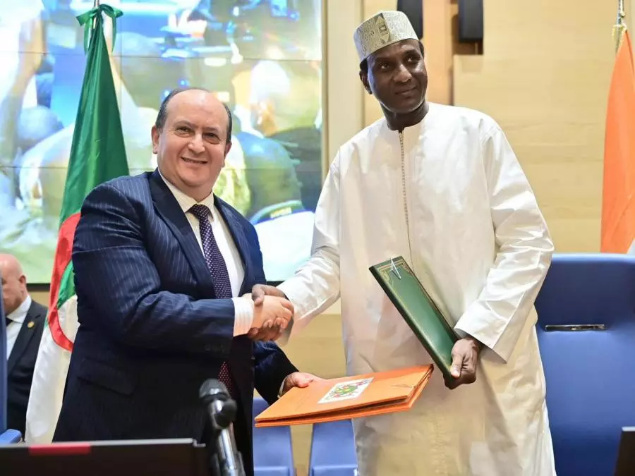 Sifi Ghrieb et son homologue nigérien procèdent à la pose de la première pierre d’un projet d’une centrale électrique de 40 mégawatts à Niamey