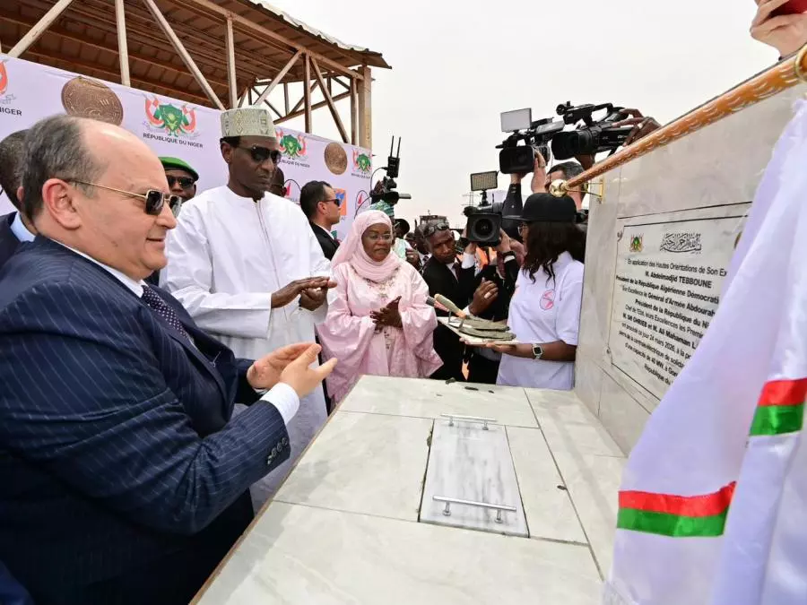 Sifi Ghrieb et son homologue nigérien procèdent à la pose de la première pierre d’un projet d’une centrale électrique de 40 mégawatts à Niamey
