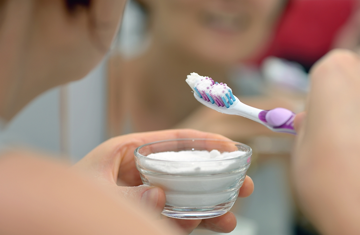 Le bicarbonate pour les dents : bonne ou mauvaise idée ?