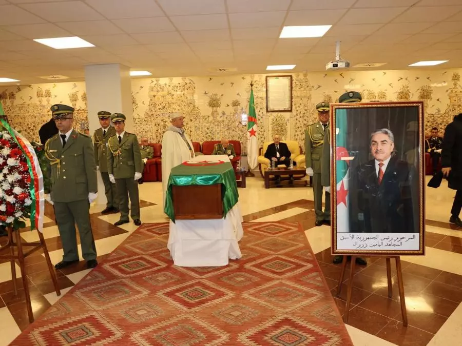 Les hautes personnalités de l’Etat et les hauts gradés de l’Armée rendent hommage à l’ancien président de la République, le moudjahid Liamine Zeroual