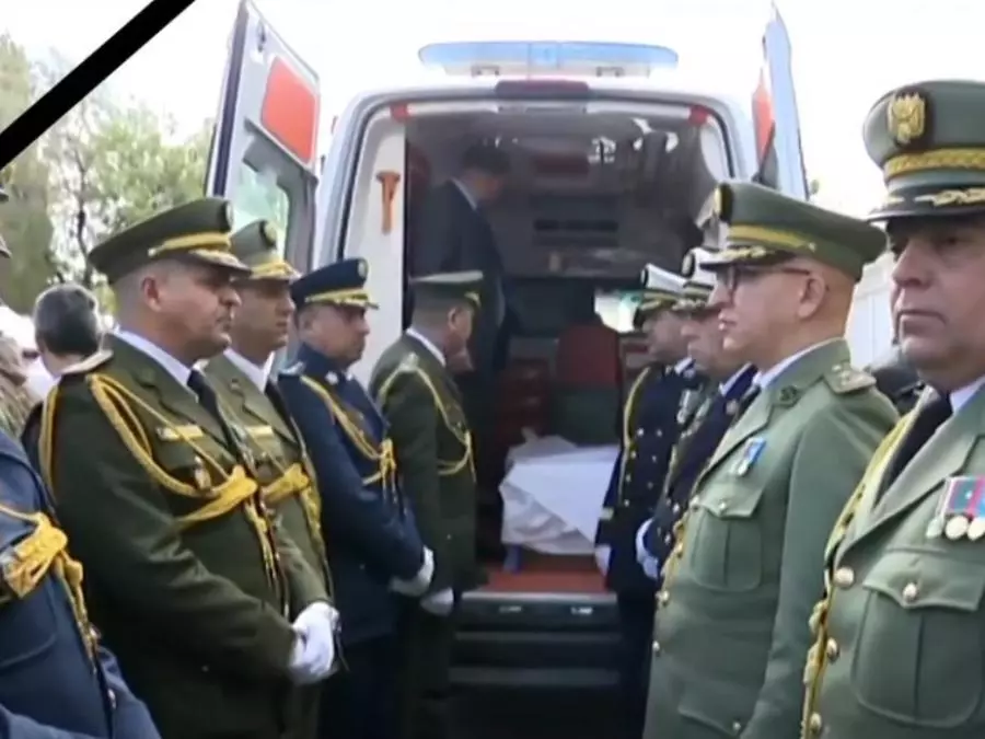 La dépouille de l&rsquo;ancien président de la République Liamine Zeroual, conduite à la maison familiale puis au siège de la wilaya de Batna