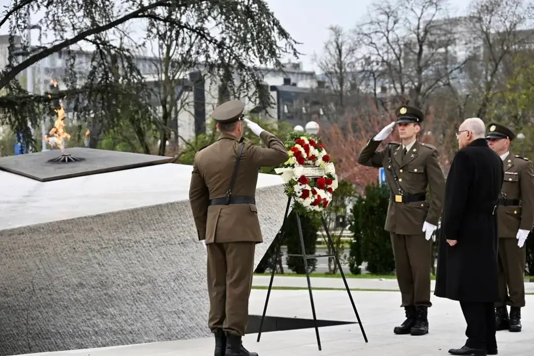 Attaf dépose une gerbe de fleurs devant la stèle commémorative des victimes de la guerre d&rsquo;indépendance croate à Zagreb