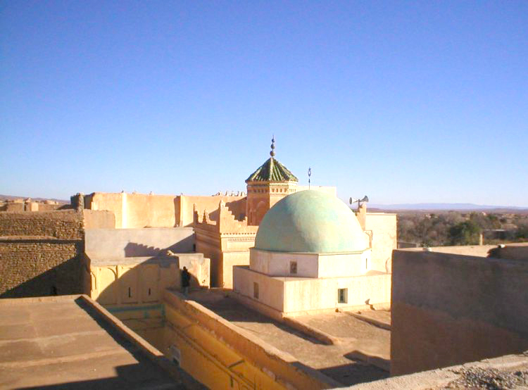 Elle accueille de nombreux cheikhs et adeptes de la confrérie venus d’Afrique et d’Europe : Zaouïa tidjania de Boussemghoun, haut lieu de recueillement et de fraternité