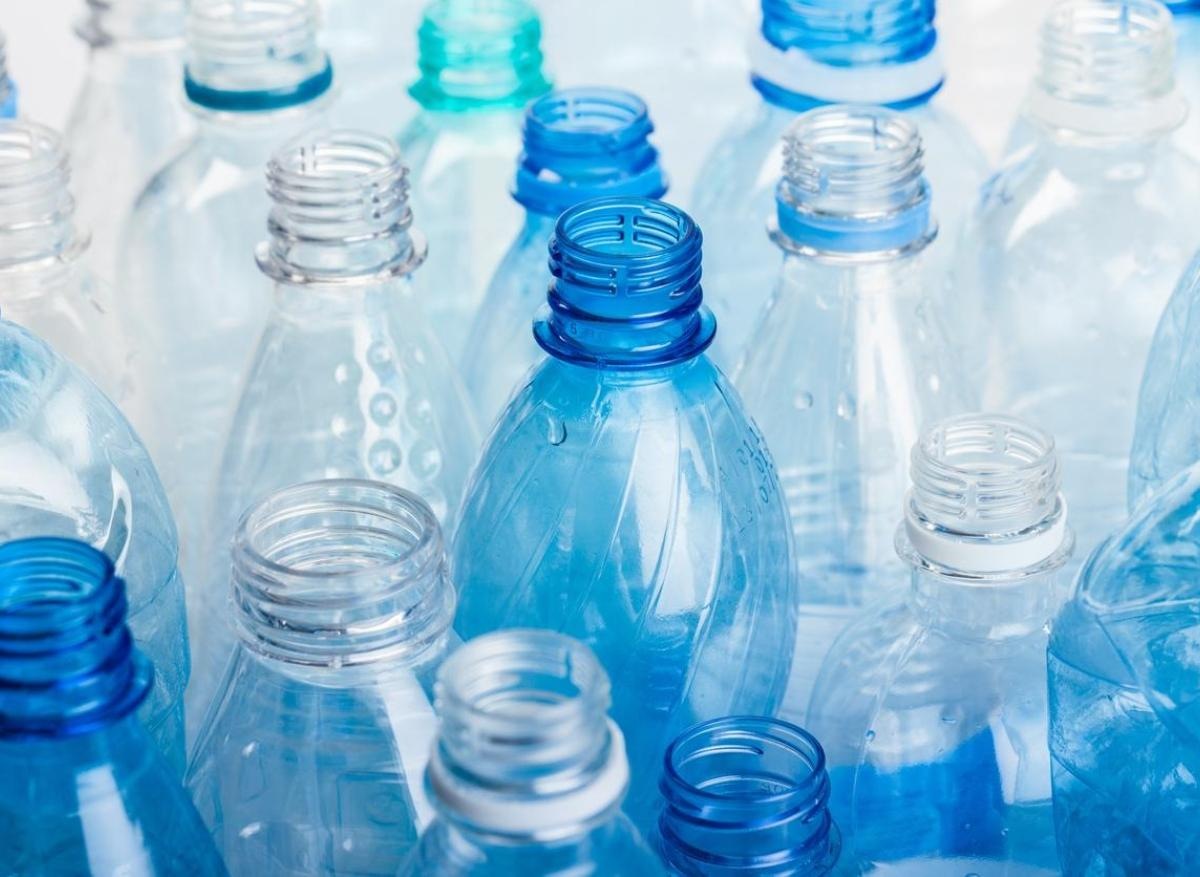Bouteilles en plastique : Peut-on vraiment les réutiliser sans risque ?