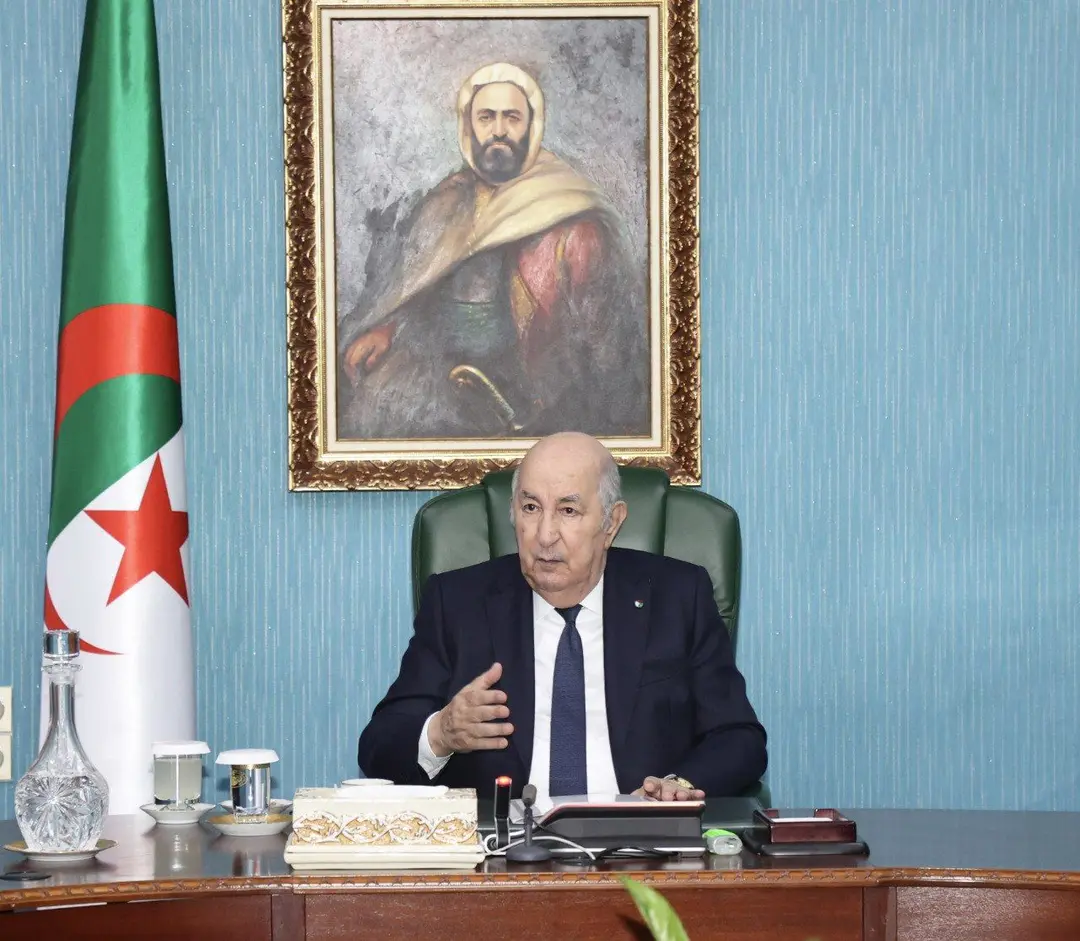 Le président de la République préside une réunion de travail consacrée au secteur du commerce, à la protection de la production nationale et à la régulation de l&rsquo;importation