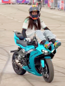 La pilote de stunt moto Sarah Lezito fait son show à Alger
