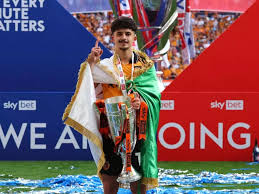 HULL CITY en Premier League : Bachir Belloumi fête l’accession avec le drapeau algérien