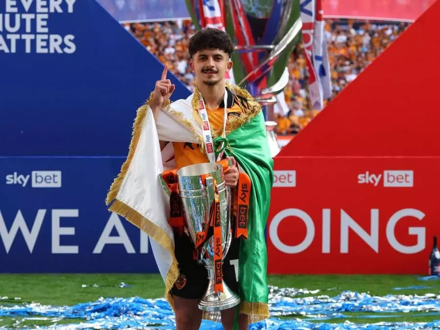 HULL CITY en Premier League : Bachir Belloumi fête l’accession avec le drapeau algérien