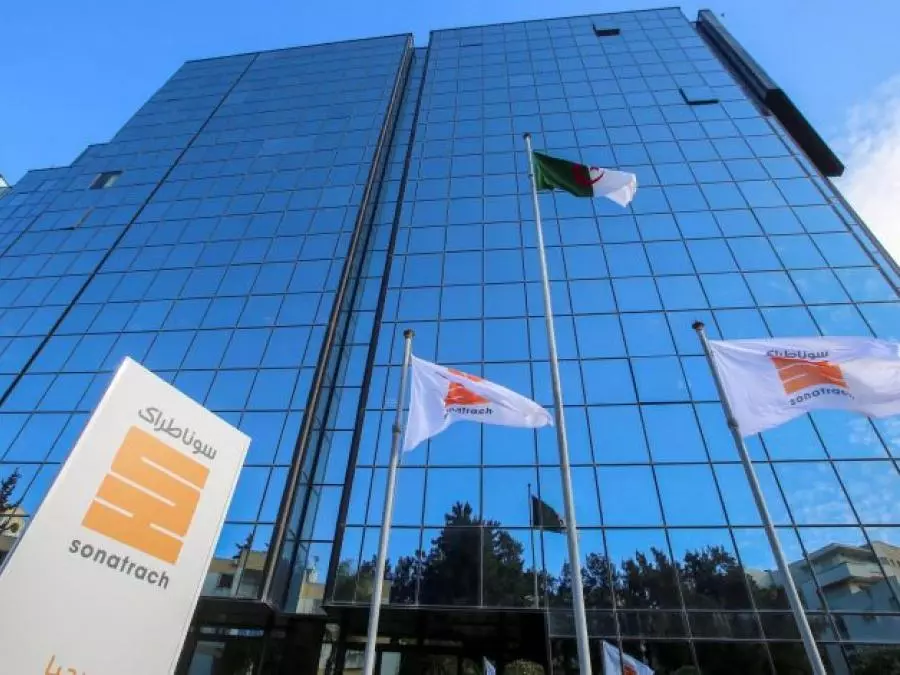 Signature de deux accords pour le développement du champ de Hassi Bir Rekaiz et l&rsquo;exportation de produits pétroliers vers l&rsquo;Egypte