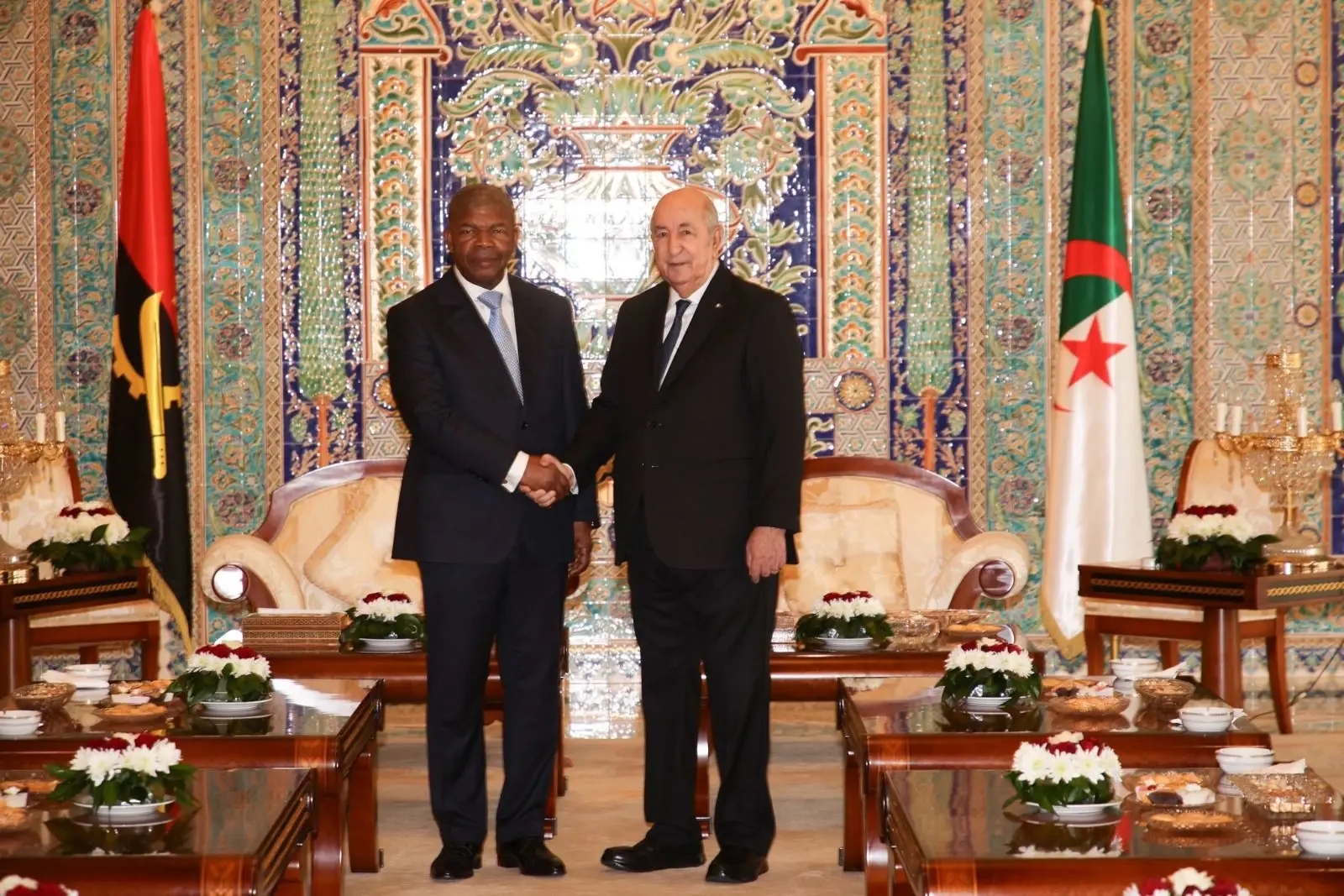 Le président de la République accueille son homologue angolais à l&rsquo;aéroport international d&rsquo;Alger