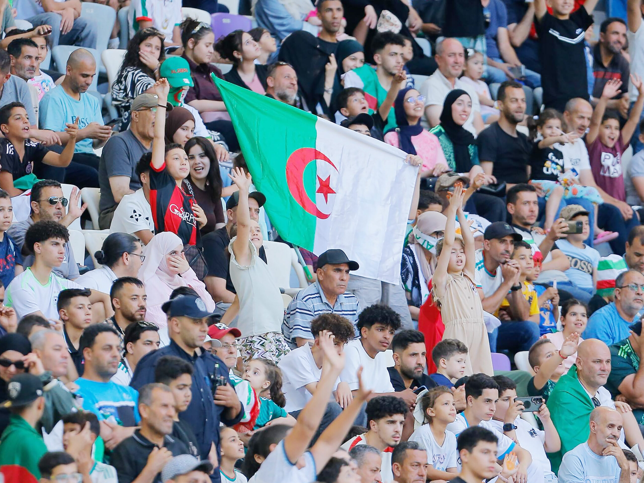 Les Verts entre émotion, travail et communion populaire : Dernier au revoir aux supporters à Baraki
