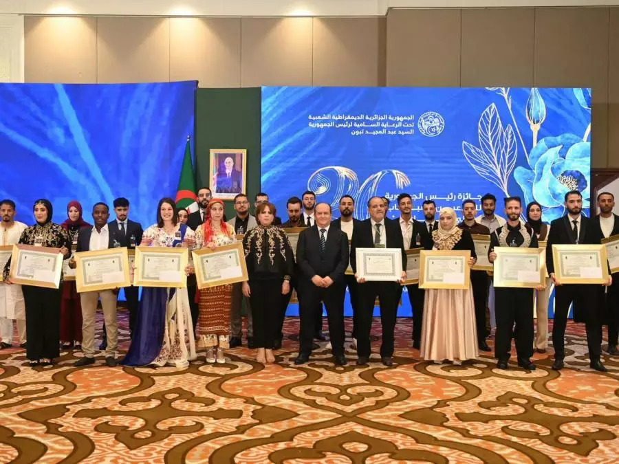 Prix du président de la République pour les jeunes créateurs « Ali Maachi » : le Premier ministre préside la cérémonie de distinction des lauréats