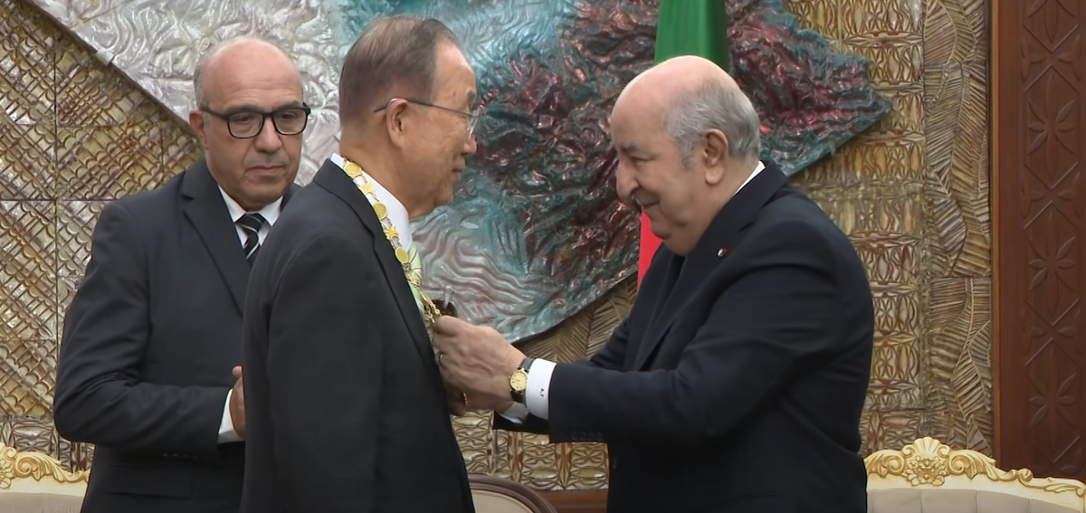 Le président de la République décerne la médaille Athir de l’Ordre du Mérite national à l’ancien SG de l’ONU