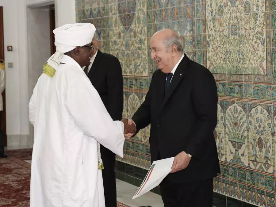 Le président de la République reçoit les lettres de créance de cinq nouveaux ambassadeurs auprès de l&rsquo;Algérie