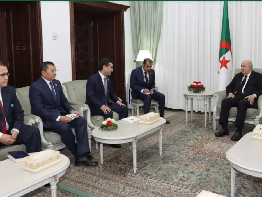 Le président de la République reçoit le ministre ouzbek des Affaires étrangères