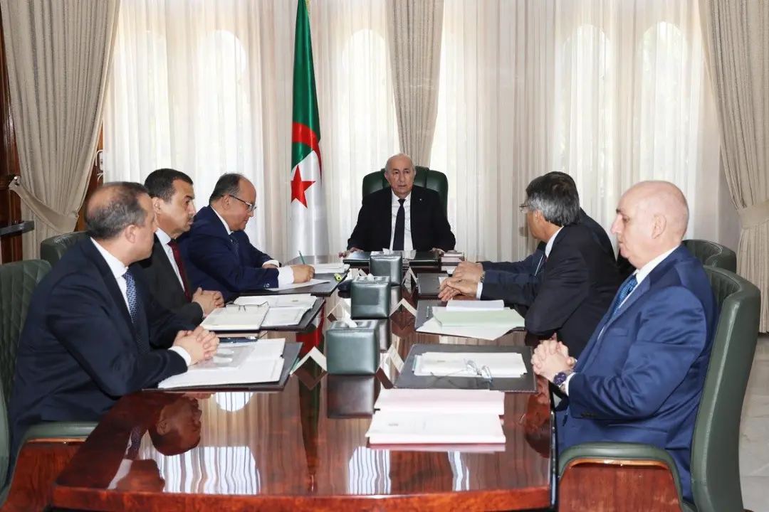 Le président de la République préside une réunion de travail consacrée aux projets structurants du secteur des hydrocarbures