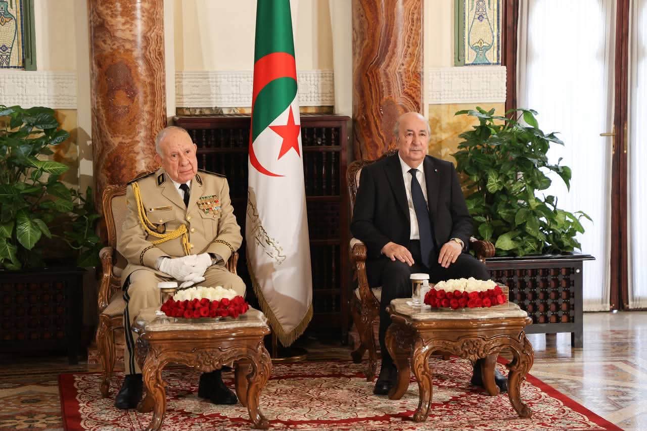 Officiers généraux, officiers supérieurs et personnels civils : Le chef de l’état préside la cérémonie de remise de grades et de médailles