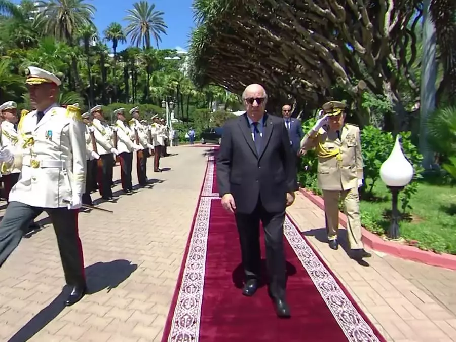 Le président de la République quitte le Palais du Peuple après avoir présidé la cérémonie de remise de grades et de médailles à un nombre d&rsquo;officiers de l&rsquo;ANP