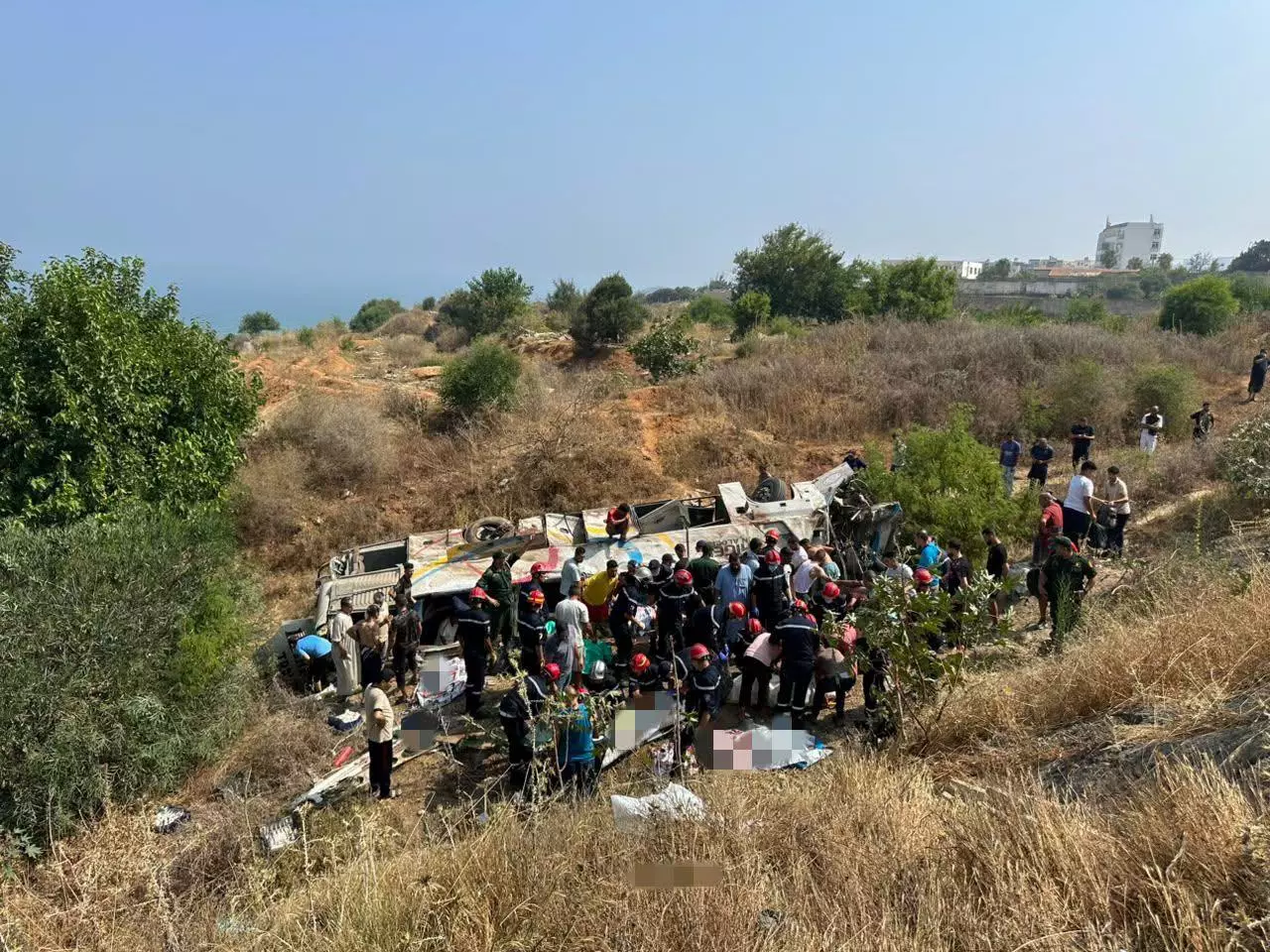 Accident de bus à Boumerdes : 25 morts et 44 blessés selon un dernier bilan, le Premier ministre se rend sur les lieux de l&rsquo;accident et s&rsquo;enquiert de l&rsquo;état de santé des blessés