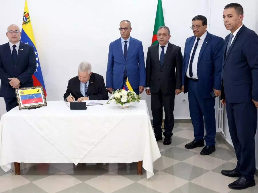 Séisme au Venezuela: au nom du président de la République, le président du Conseil de la nation signe le registre de condoléances