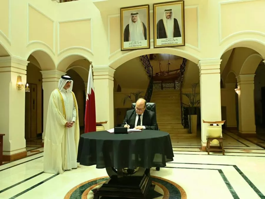 Au nom du président de la République, le Premier ministre signe au siège de &lsquo;ambassade du Qatar le registre de condoléances suite au décès de l&rsquo;Emir père Cheikh Hamad ben Khalifa Al-Thani