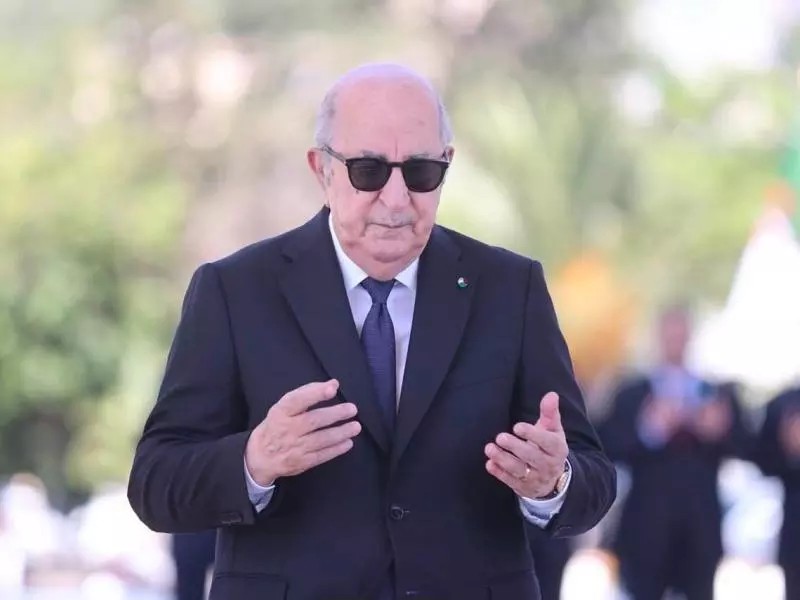 Le président de la République présente ses condoléances suite au décès du général Kamel Lakhdar des Forces terrestres de l&rsquo;ANP