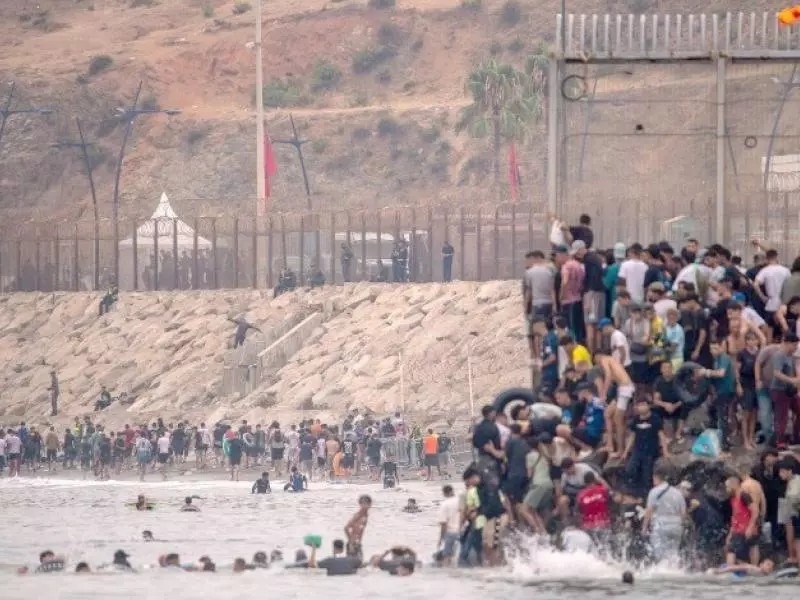 Migration irrégulière : le Makhzen expulse des journalistes espagnols de la ville de Fnideq 