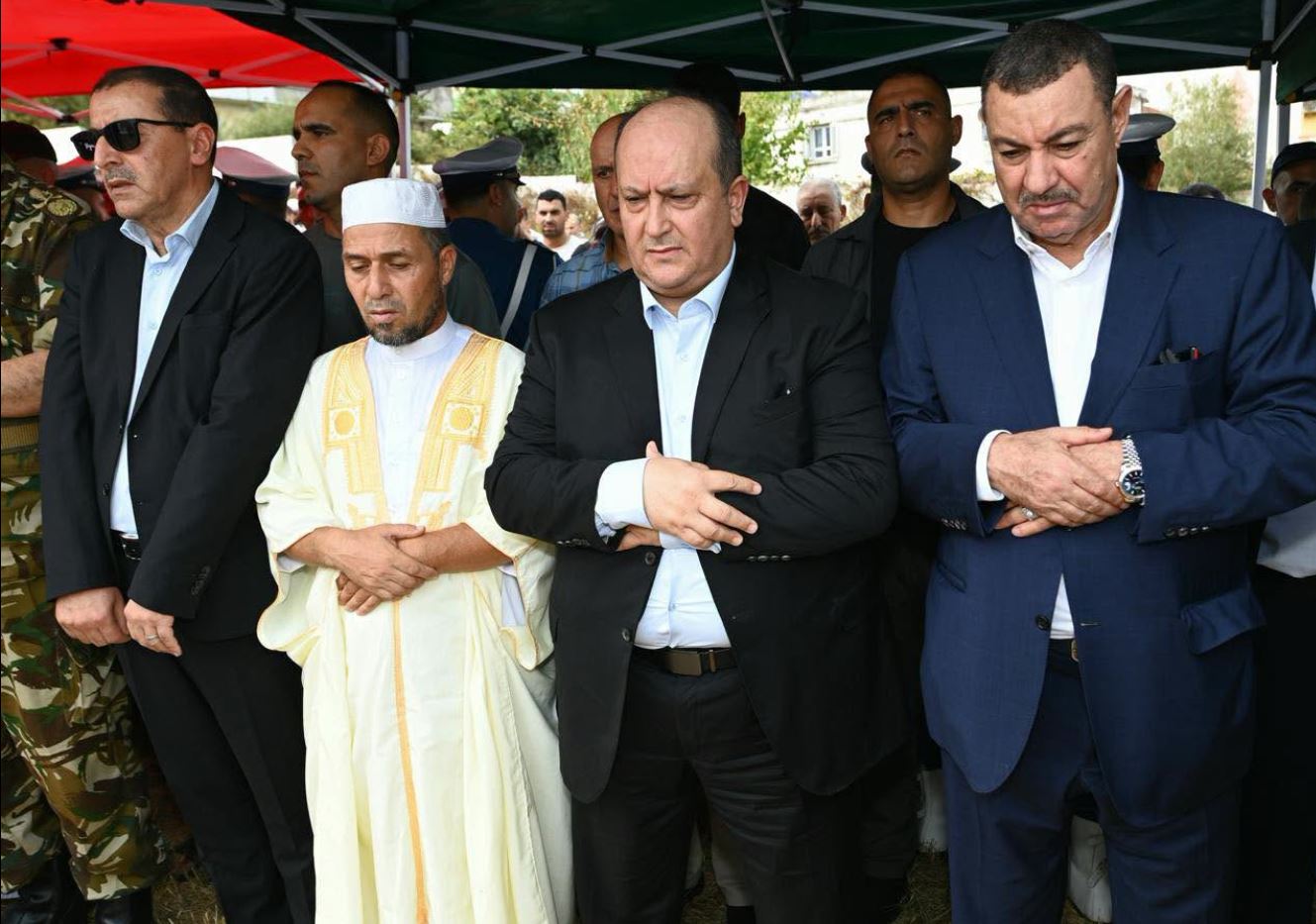 Chargé par le président de la République, le Premier ministre assiste aux funérailles des victimes des incendies à Jijel