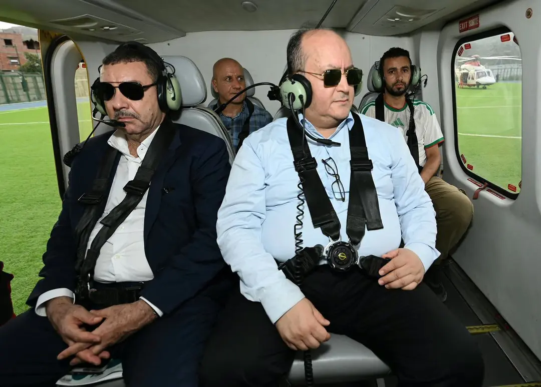 Jijel : Le Premier ministre survole en hélicoptère les zones touchées par les incendies