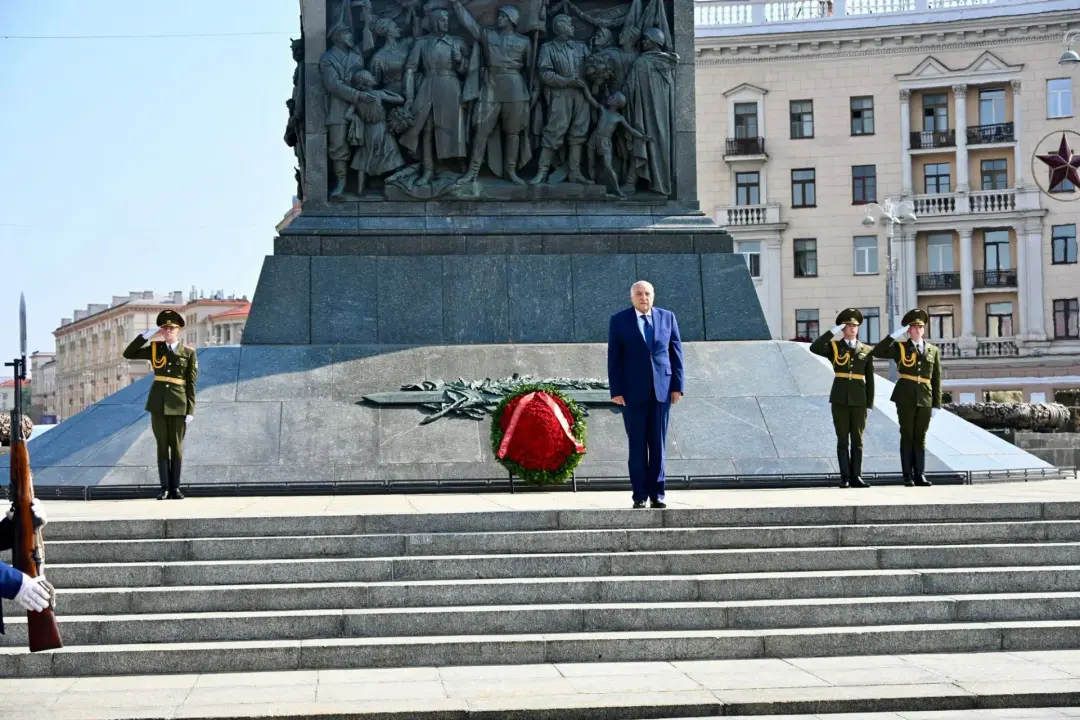 Attaf dépose une gerbe de fleurs au pied du Monument de la Victoire à Minsk