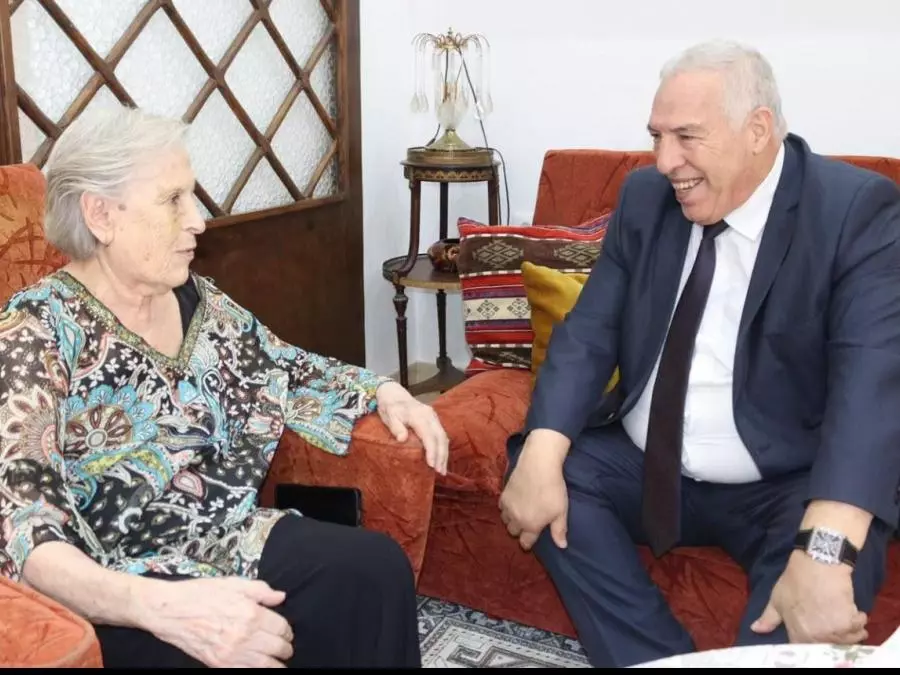 Le ministre des Moudjahidine rend visite à la moudjahida Zahia Kharfallah pour s&rsquo;enquérir de son état de santé