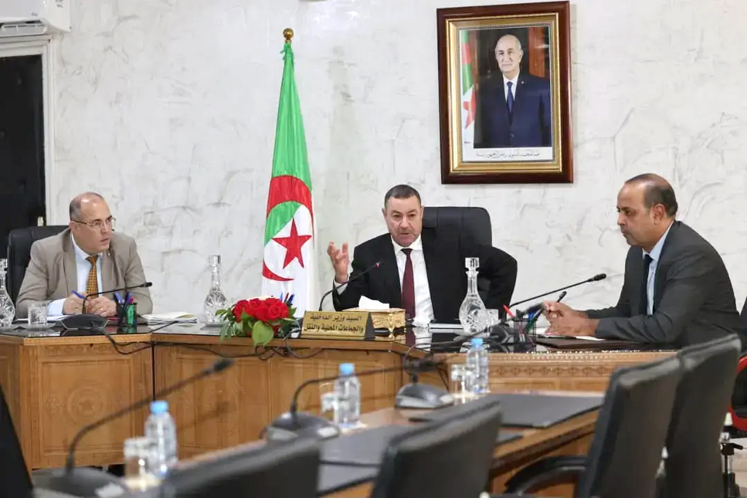 Sayoud préside une réunion sur les préparatifs d&rsquo;activation et d&rsquo;exploitation du chronotachygraphe pour les véhicules de poids lourd et de transport de voyageurs