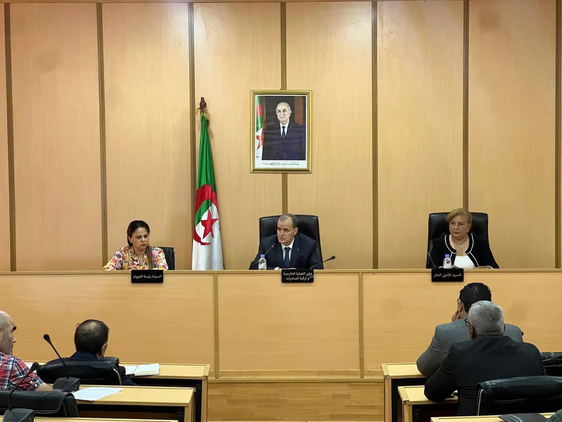 Rezig examine avec des représentants de marques mondiales les perspectives de développement de la production locale de vêtements et de chaussures