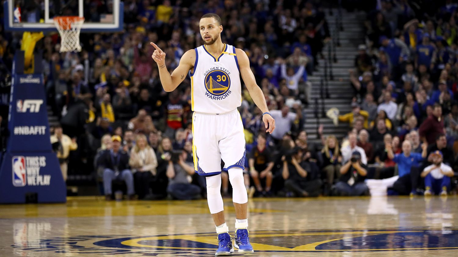 Basket-ball – NBA : Stephen Curry prolonge l’aventure avec les Warriors