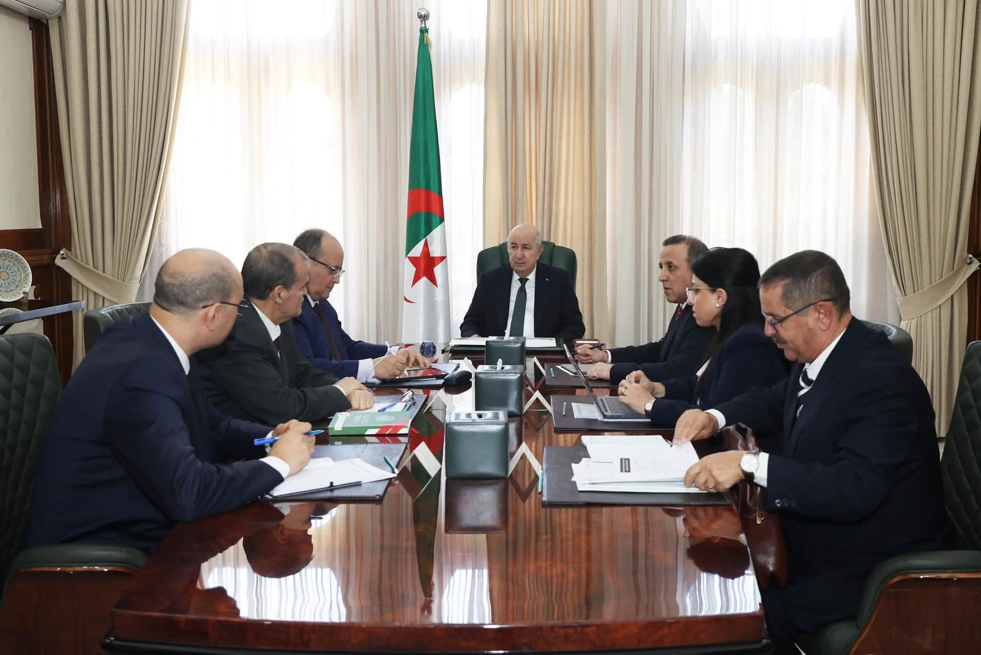 Le président de la République préside une réunion pour prendre les mesures nécessaires à l&rsquo;encontre des auteurs de fausses déclarations