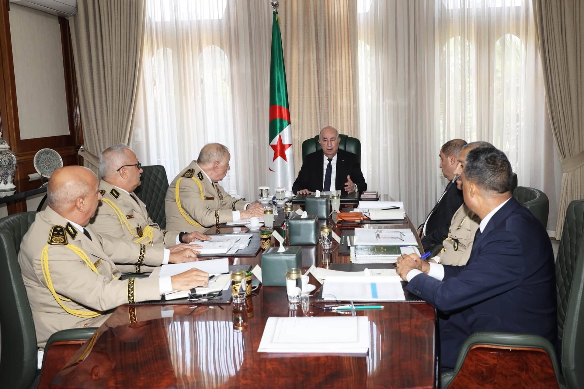 Le président de la République préside une réunion sur l&rsquo;avancement des travaux de transformation de la caserne militaire dans le désert du Tanezrouft en une prison pour barons de la drogue