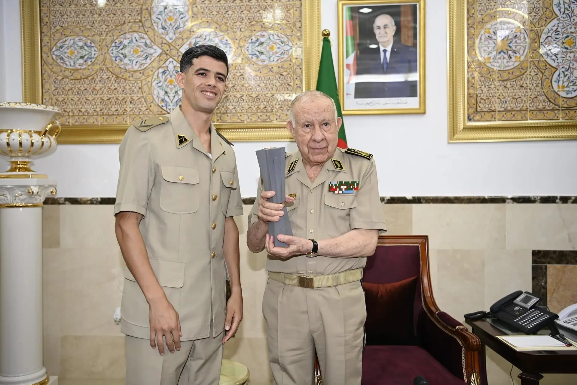 Le Général d&rsquo;Armée Saïd Chanegriha honore le champion du monde, l’athlète Djamel Sedjati
