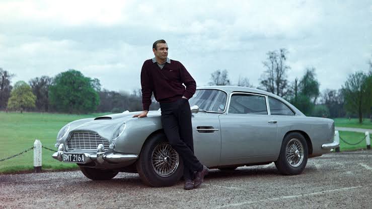 L’Aston Martin DB5 de James Bond : la voiture espionne