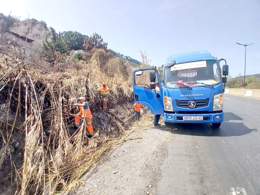 Suite aux derniers incendies à Jijel : routes et infrastructures les opérations de déblaiement et de remise en état se poursuivent