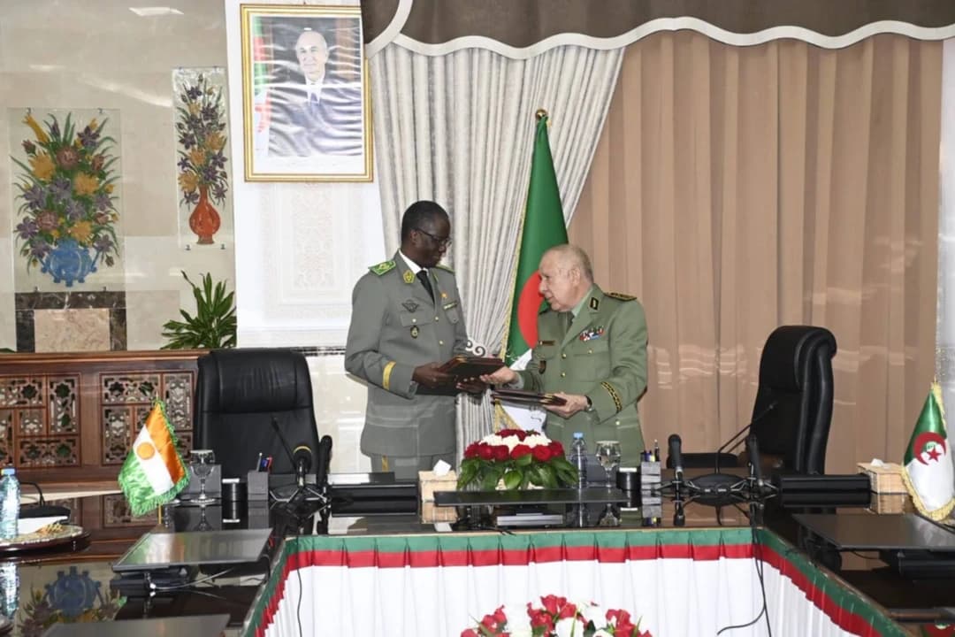 Le Général d&rsquo;Armée Saïd Chanegriha reçoit le ministre nigérien de la Défense