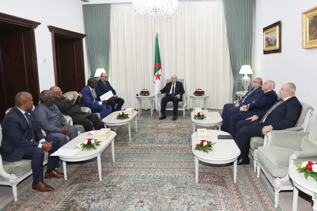 Le président de la République reçoit le ministre sud-africain des Relations internationales et de la Coopération